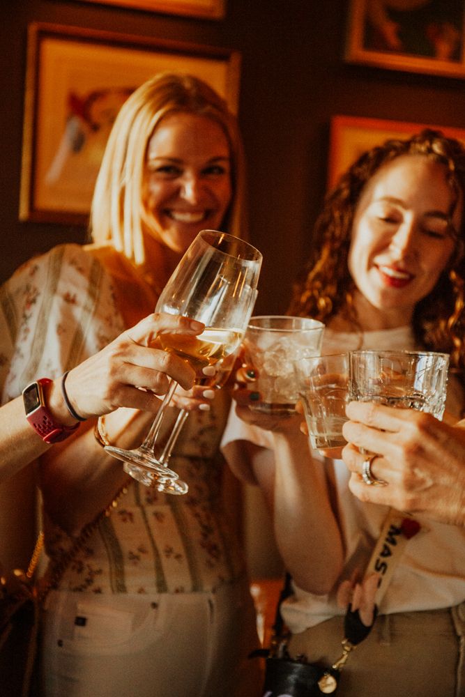 Two women cheersing glasses at Piattello